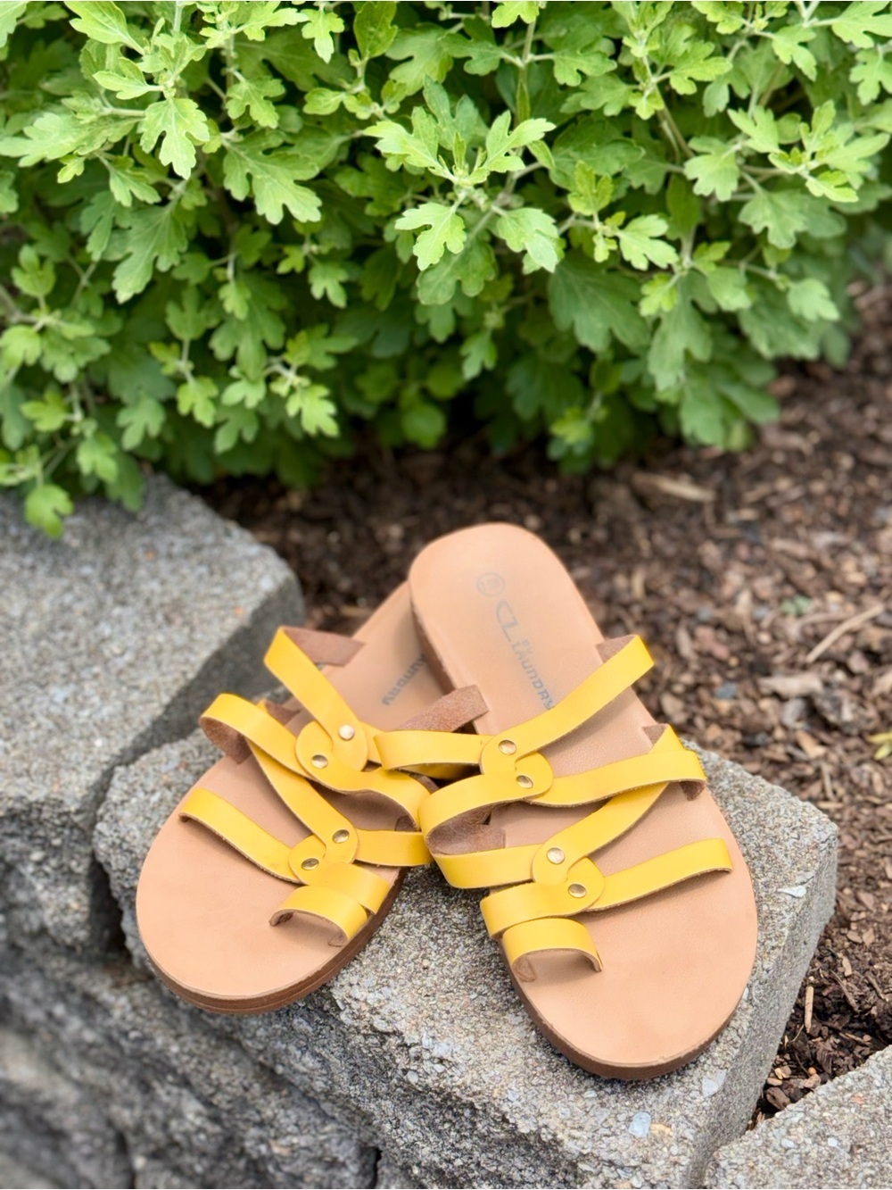 Yellow Strappy Leather Slide Sandals summer spring casual size 7.5 wide Laundry